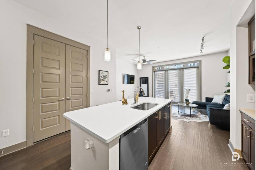 Downtown Houston Deluxe King Suite With Spa Amenities, Pool And Free Parking المظهر الخارجي الصورة