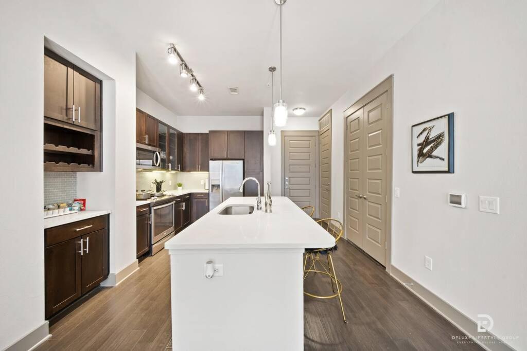 Downtown Houston Deluxe King Suite With Spa Amenities, Pool And Free Parking المظهر الخارجي الصورة